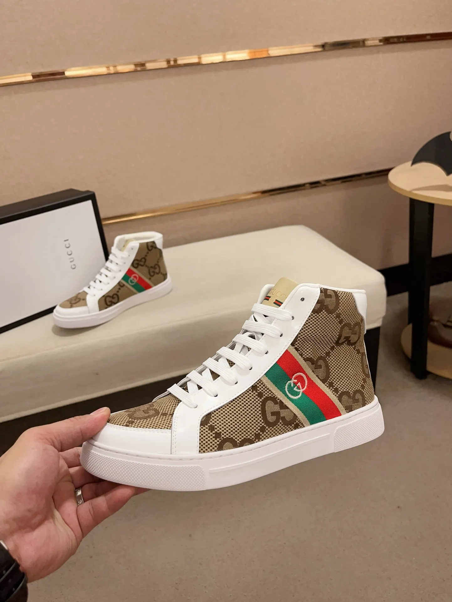 Men's shoes 💰 440 💰 High-quality new high-top GUCCI counters are on the market at the same time. The new men's shoes, 😘fabrics are selected imported cowhide, lining: sheepskin lining. 👍🏿 High-end ☄️ air-cushion molded anti-slip rubber outsole, exquisite lines, simple and elegant, comfortable and high-end for leisure travel. Code number: 38 to 44 (45 can be customized and cannot be returned or exchanged)